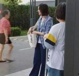 拍下邻居吃瓜的照片,意外捕捉邻里温馨一幕