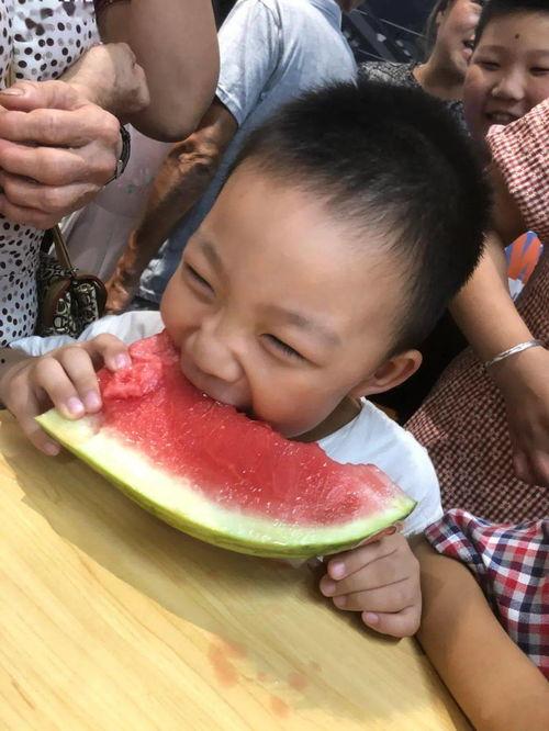 摆好姿势吃瓜,解锁夏日清凉新姿势