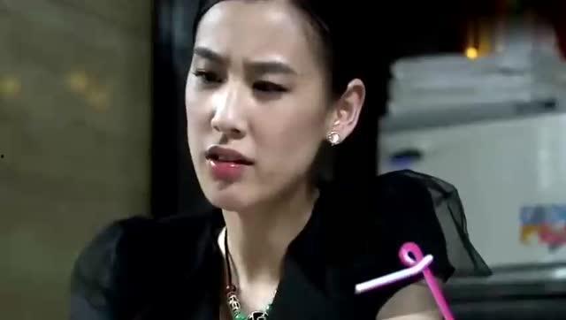 帅哥和美女吃瓜,甜蜜互动引网友热议